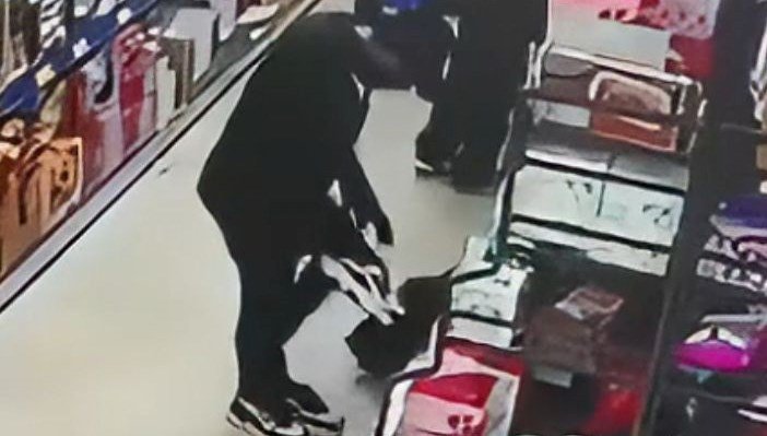 Beğendiği ayakkabıyı giydi, hiçbir şey olmamış gibi marketten çıktı