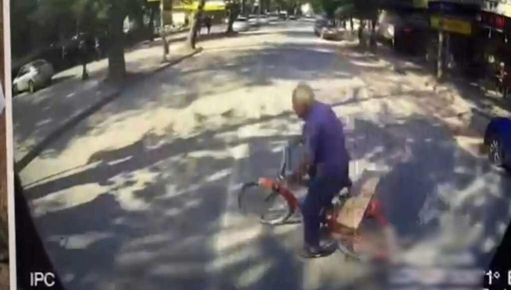 Bisikletle gezerken otobüs çarpmıştı: Yaşlı adam 196 gün dayanabildi