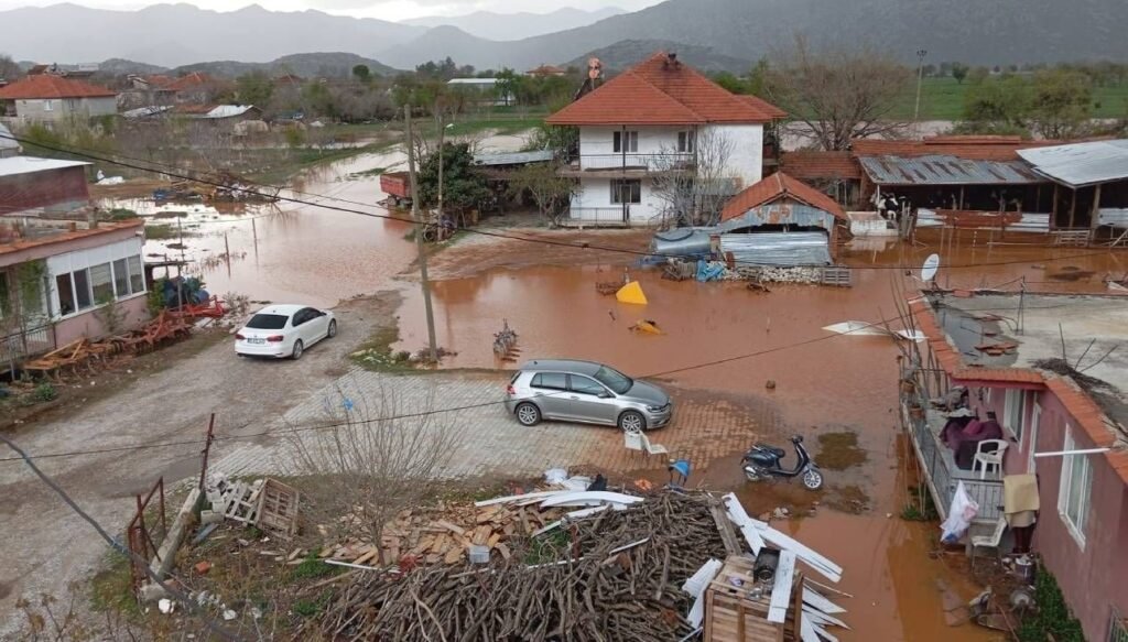 Burdur’da şiddetli yağış: Çok sayıda ev ve ahır sular altında kaldı