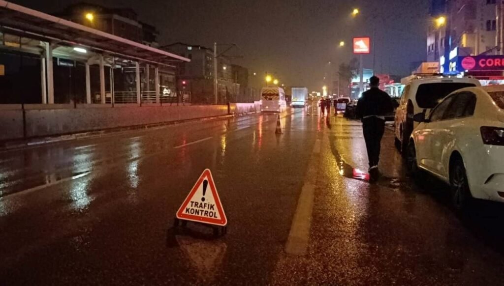 Bursa’da kaza sonrası yolda güvenlik önlemi alan polise kamyonet çarptı