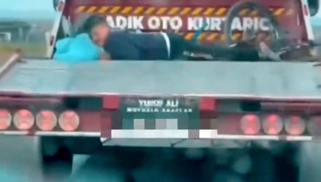 Çekici kasasında çocuk taşıyan sürücüye ceza kesildi