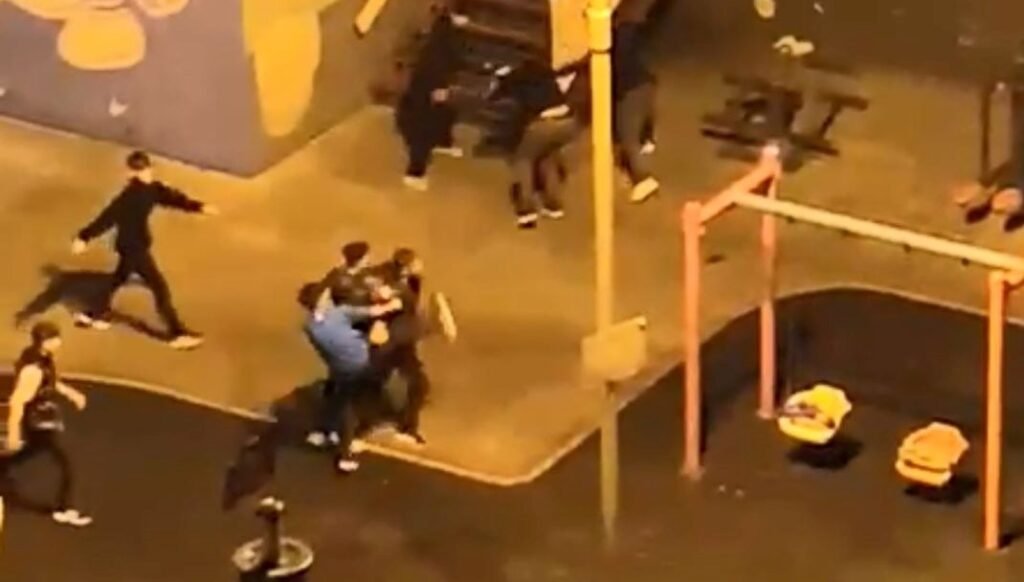 Çocuk parkında tekmeli yumruklu kavga