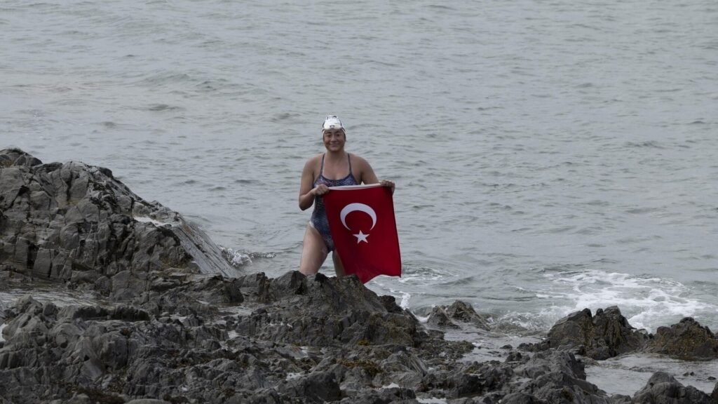 Cook Boğazı, Kuzey Kanalı ve Manş Denizi’ni yüzdü, sırada köpekbalıkları ile dolu Kaiwi Kanalı var: ‘Bir ısırık alıyor’