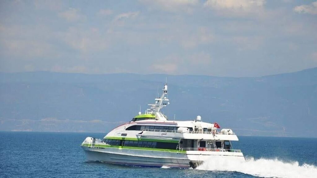 Deniz ulaşımına rüzgar engeli: Hangi seferler iptal edildi?