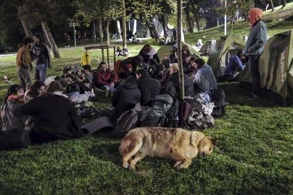 Deprem sonrası bazı İstanbullular geceyi park ve bahçelerde geçirdi