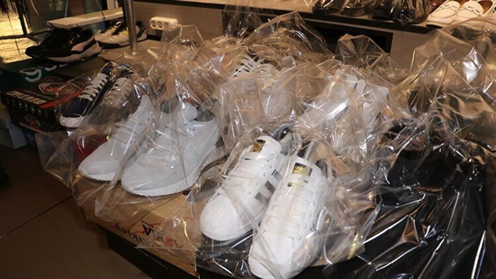 Domuz derisi kullanan ünlü markaya ceza kesilmişti: Etiketinde bu bilgiler olmayan ürünler yandı