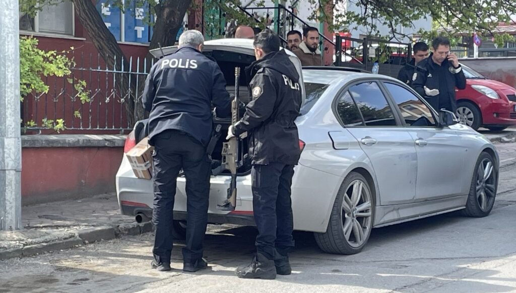 Dur ihtarına uymayan araçtan otomatik silah çıktı