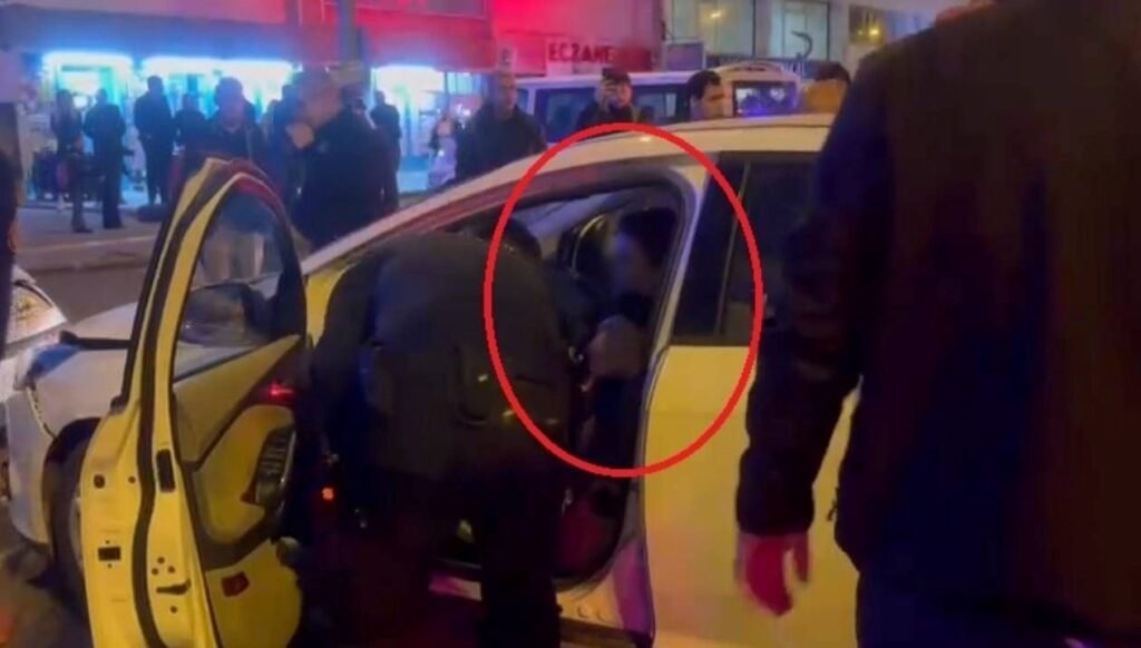 Evli sevgilisini eşiyle gördü, otomobili üzerlerini sürdü