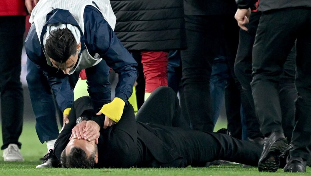 Fenerbahçe’den Okan Buruk açıklaması: Kendisini ‘kurşun yemiş’ refleksi ile yere attı