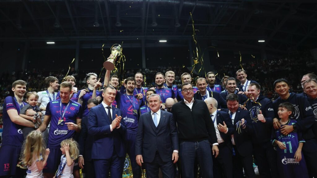 Gençlik ve Spor Bakanı Bak, Rusya’da voleybol finali izledi: Şampiyon takıma kupasını verdi