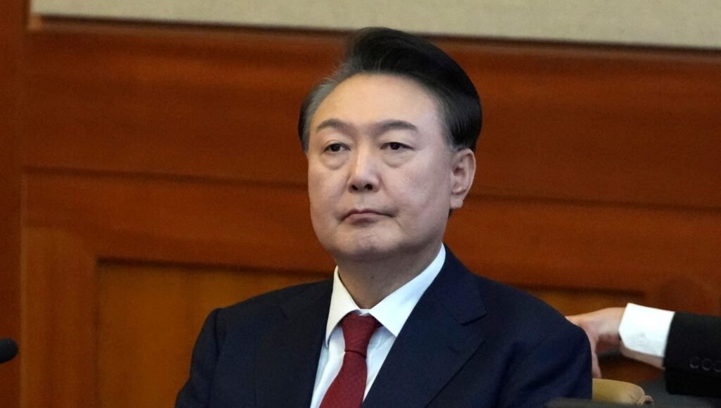 Görevden azledilen devlet başkanının evine “şaman” baskını