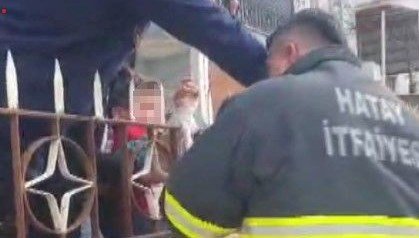 Hatay’da feci olay: Çocuğun koluna demir korkuluk saplandı!