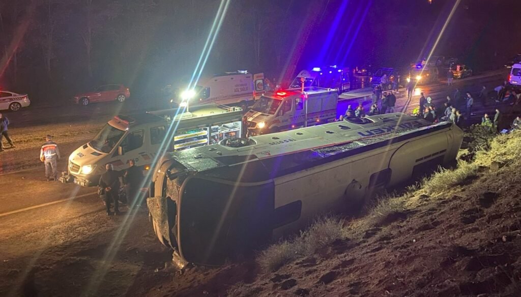 İşçi servisi şarampole devrildi: 23 yaralı