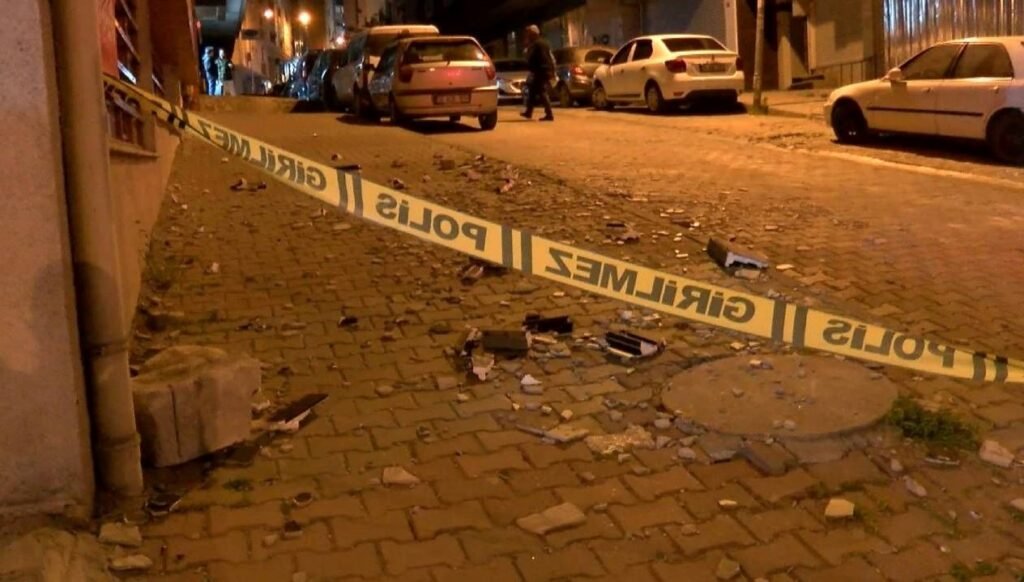İstanbul’da şiddetli rüzgar: Bir binanın dış cephesi koptu