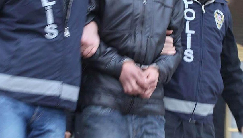 İzmir’de otomobildeki hırsızlığa tutuklama