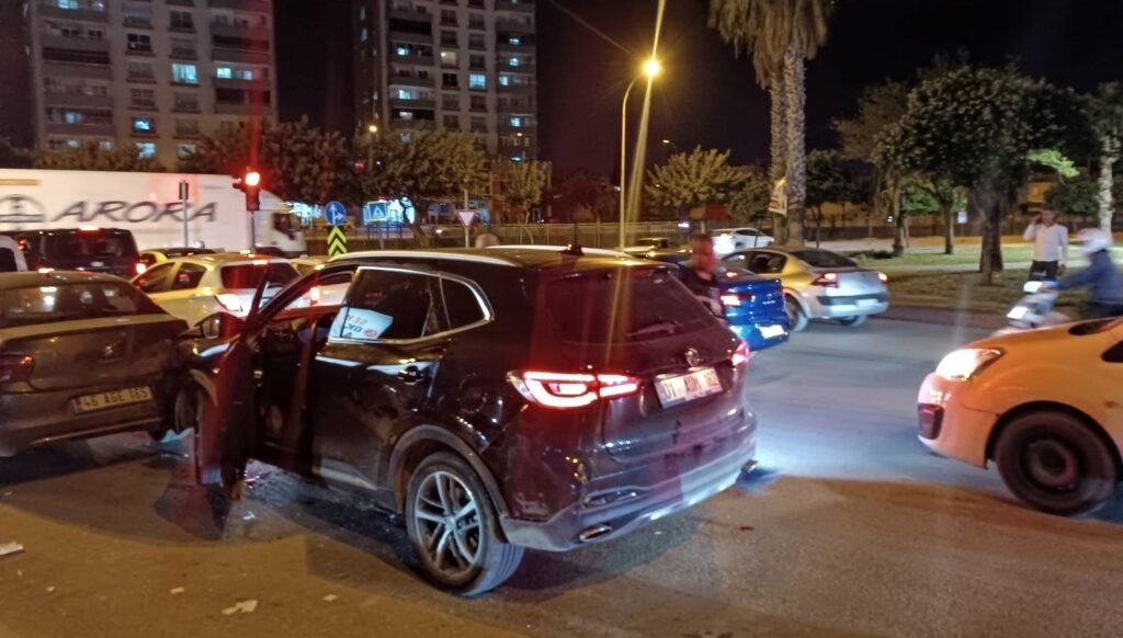 Kırmızı ışıkta bekleyen sürücü, motosikletli saldırganlar tarafından vuruldu