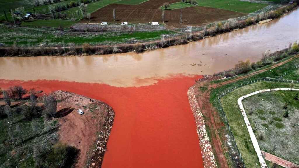 Kızılırmak’ta fadlum etkisi: Bahar geldi, renk değişti