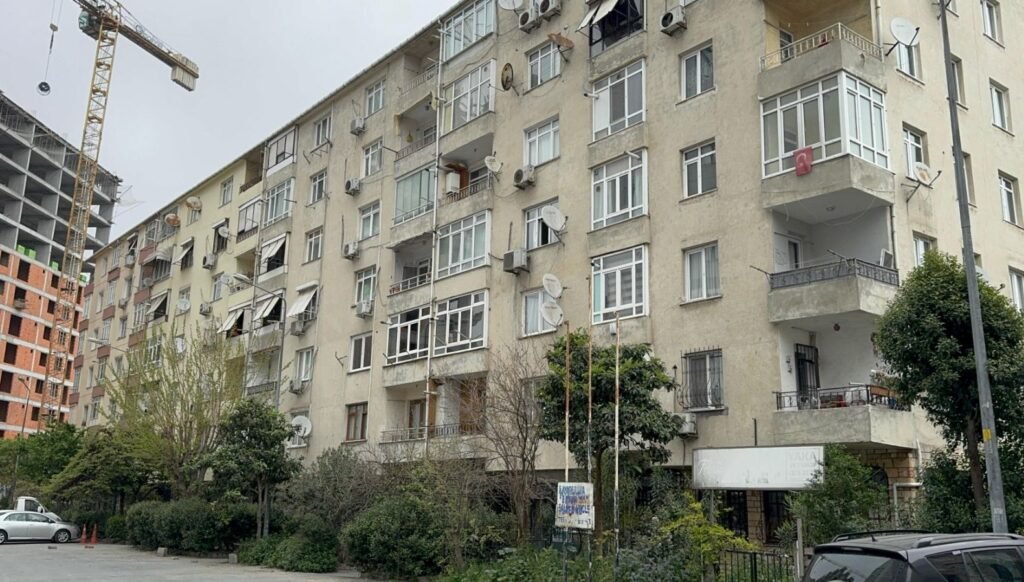 Küçükçekmece’de deprem sonrası mühürlenen 9 bina boşaltıldı