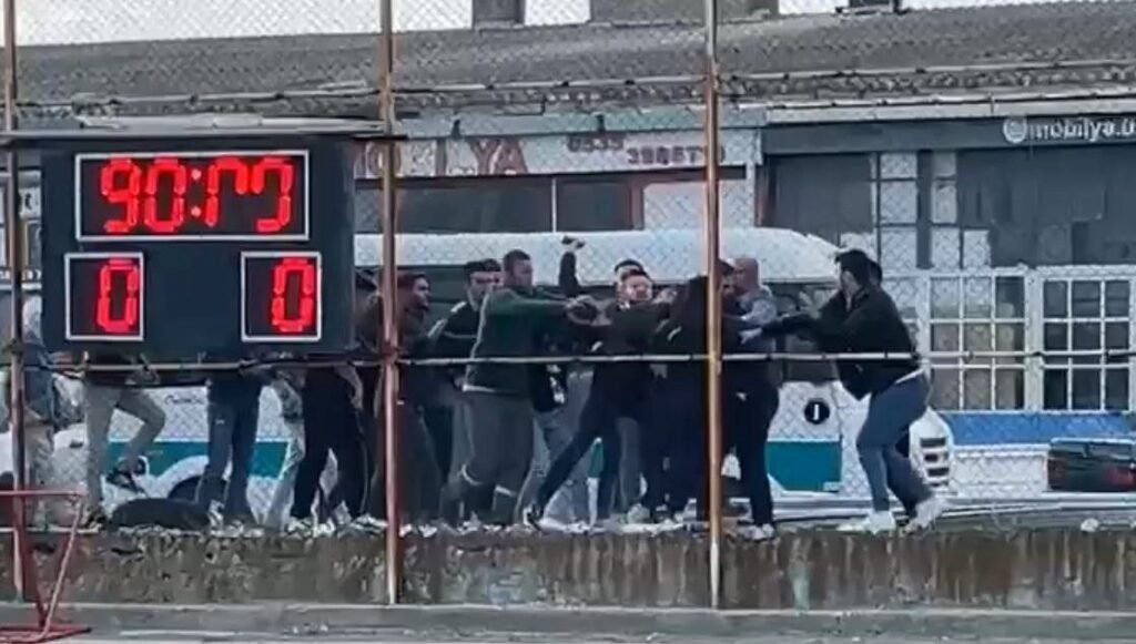 Maç biter bitmez taraftarlar birbirine girdi