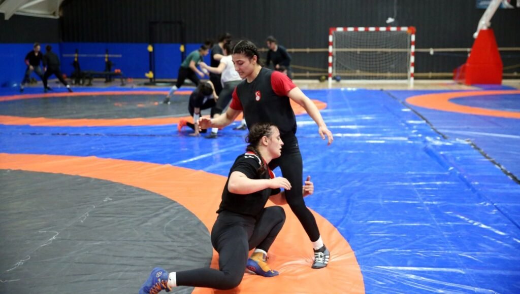 Milli güreşçiler Elvira ve Tuba, Avrupa’ya altın için gidiyor