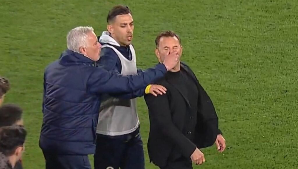 Mourinho’nun müdahalesi sonrası Okan Buruk’un yere düştü