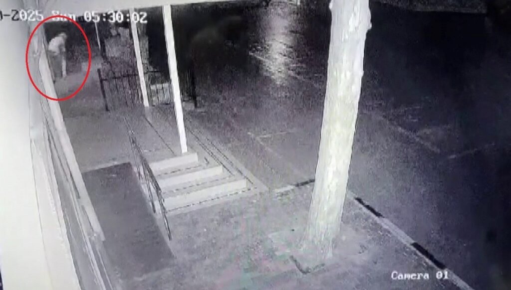 Okuldaki Atatürk büstünü çaldılar