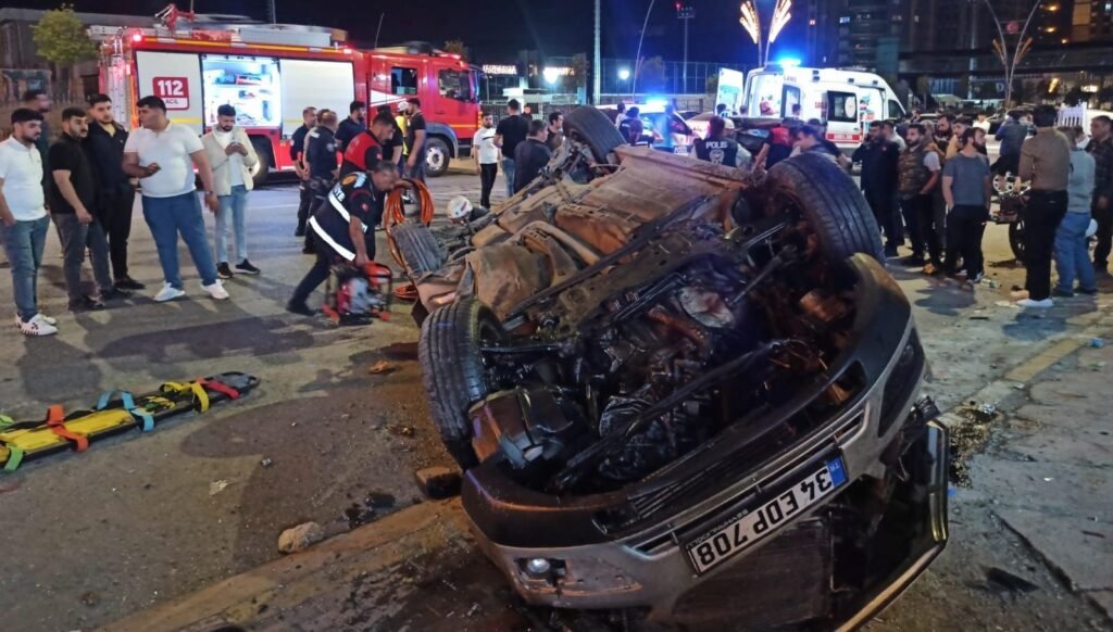 Otomobil üç araca çarpıp devrildi: 2 ölü