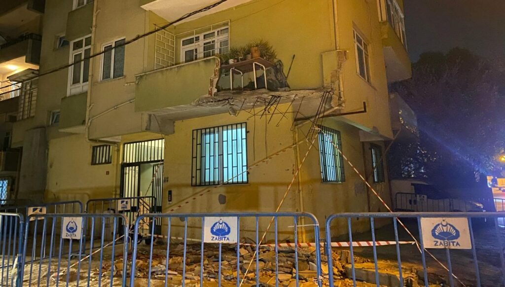 Pendik’te beş katlı binanın balkonu çöktü