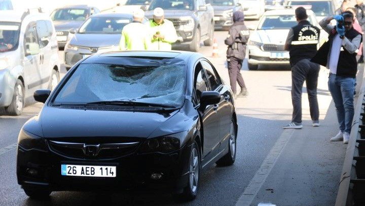 Polis kimlik sordu, köprüden atlayıp arabanın üstüne düştü