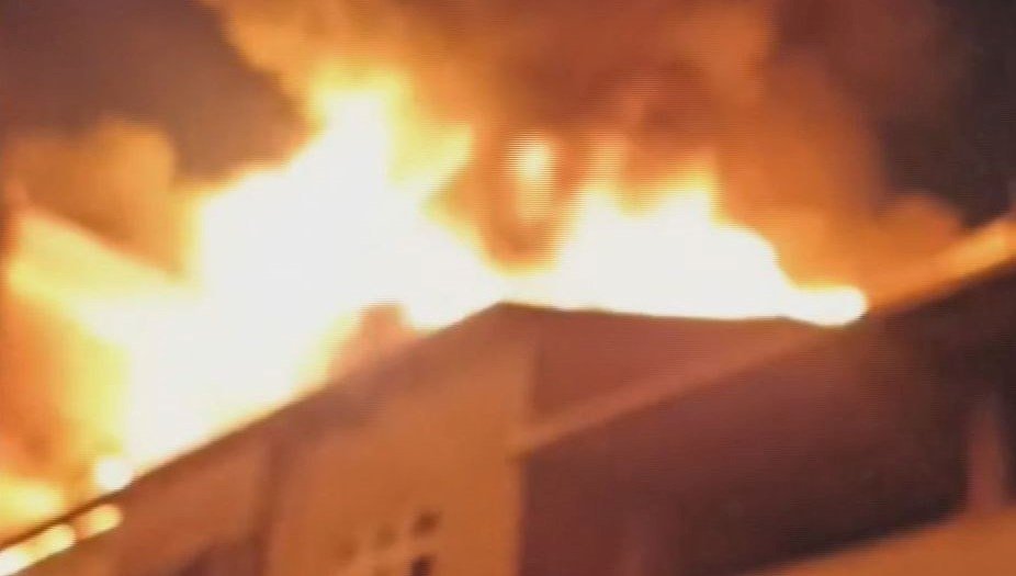 Sabah karşı korkutan yangın: Sultangazi’de panik anları