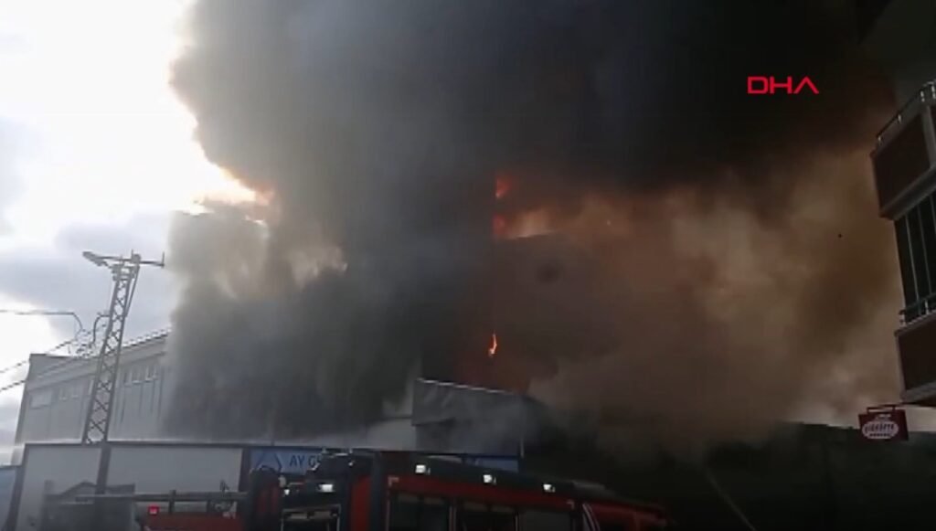 Sancaktepe’de fabrika yangını