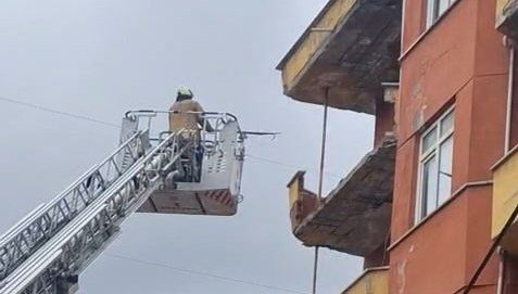 Sancaktepe’de korkutan anlar: Binanın balkonu çöktü