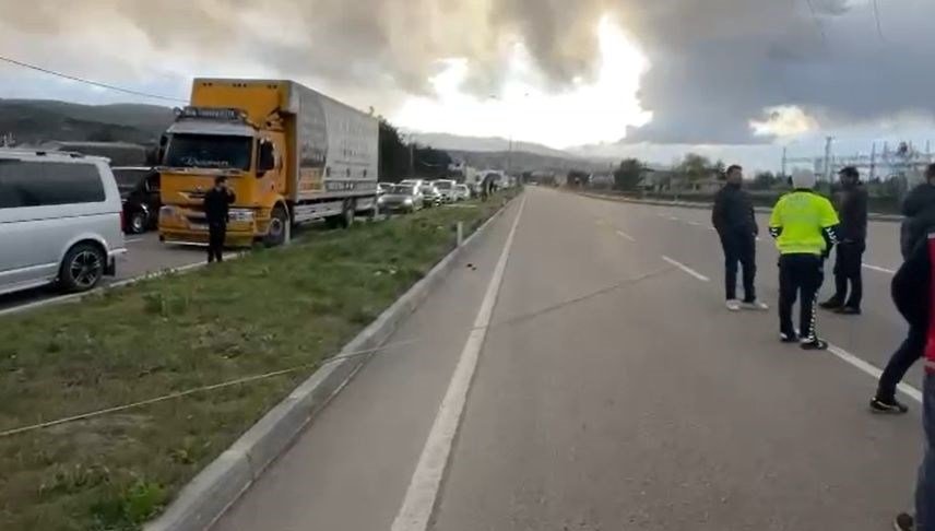 Sivas’ta kopan yüksek gerilim hattı nedeniyle karayolu ulaşıma kapandı