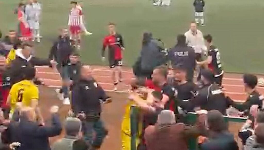 Süper Amatör Lig maçında futbolcular birbirine girdi