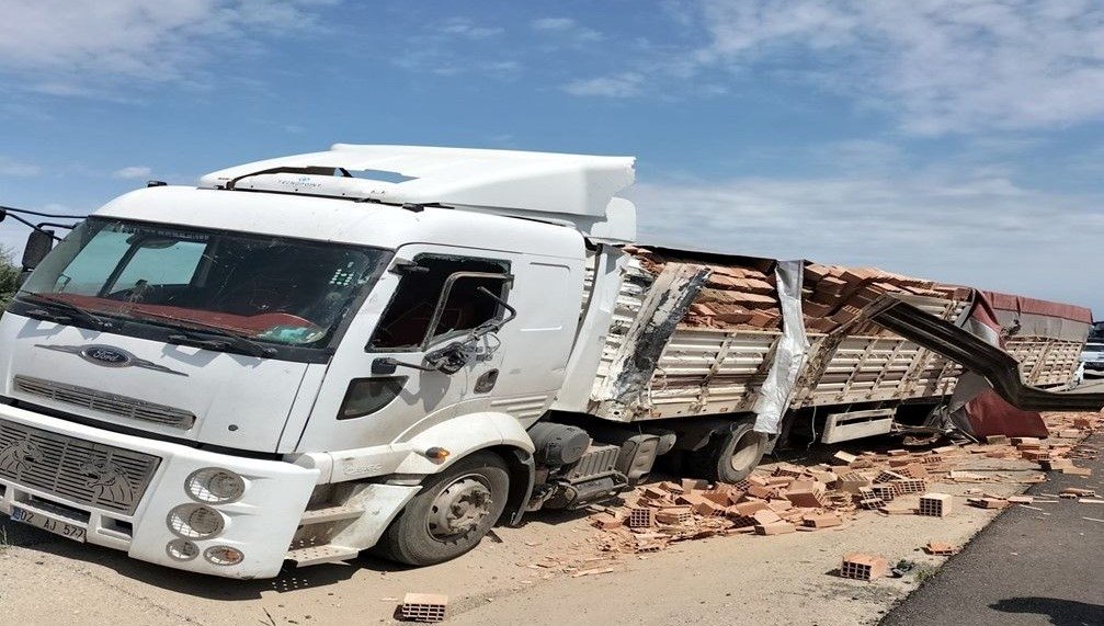 Tek şeride düşen yolda TIR’lar kafa kafaya çarpıştı