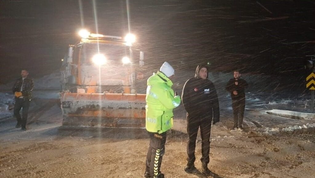 Tipi nedeniyle mahsur kalan 755 kişi kurtarıldı