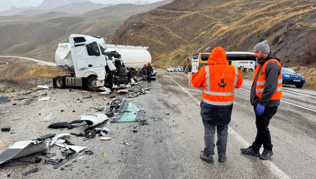 Yolcu otobüsü tankerle çarpıştı: 8 yaralı