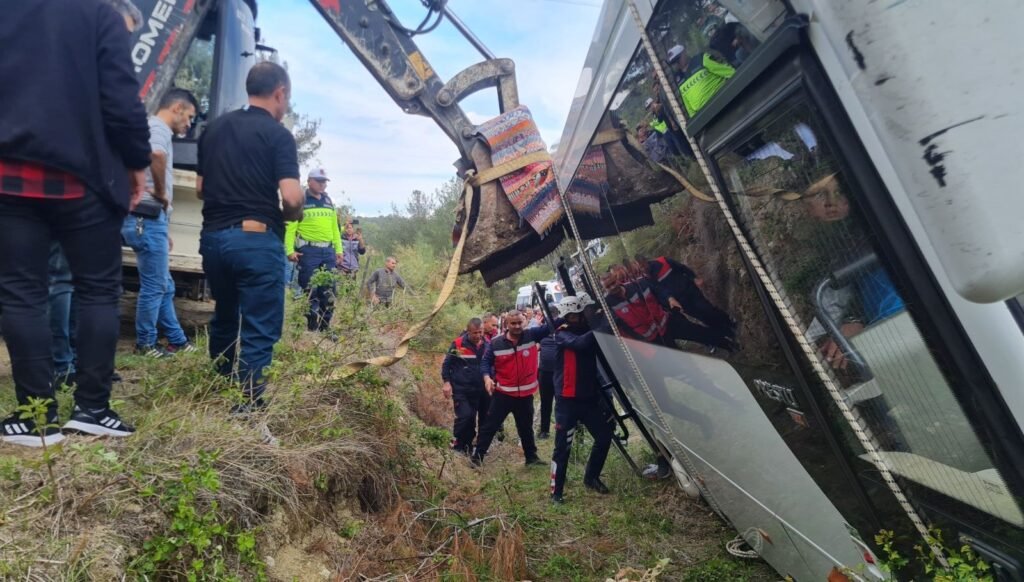 Yoldan çıkan minibüsteki 23 kişiye kurtarma operasyonu