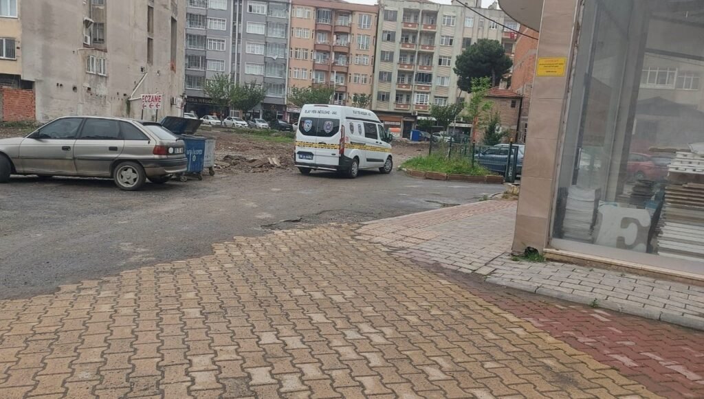 4’üncü kattan düşen kadın ağır yaralandı