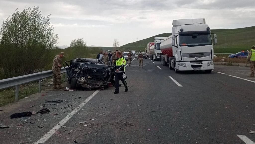 Ağrı’da otomobille minibüs çarpıştı: 2 ölü, 8 yaralı
