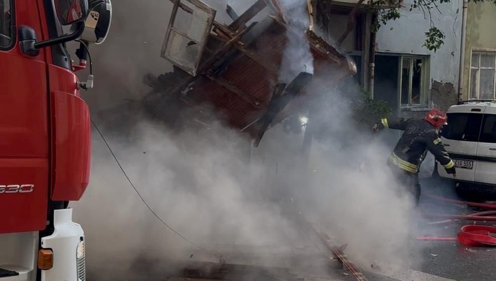 Ahşap evler yandı, itfaiyeciler ölümden döndü