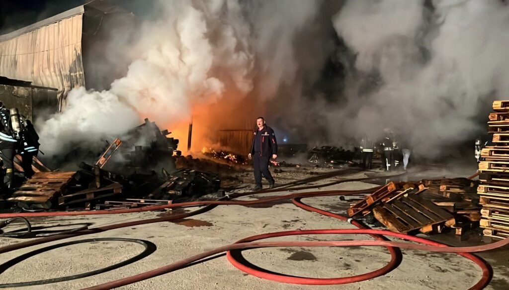 Ahşap palet deposunda yangın