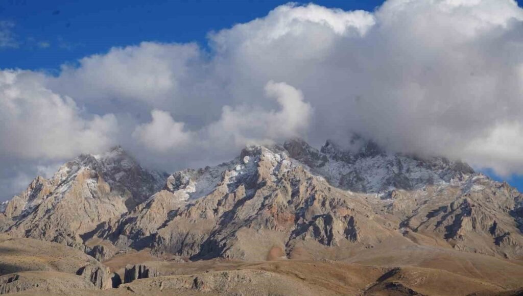 Aladağlar’da zirve tırmanışı yapan dağcılar erkek cesedi buldu