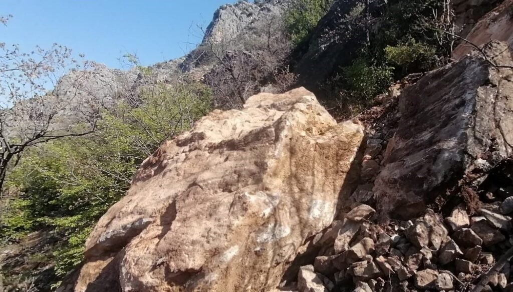 Amasya’da dağdan dev kaya parçaları koptu