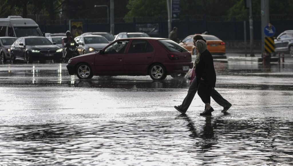 Ankara’da sağanak ve fırtına etkili oldu