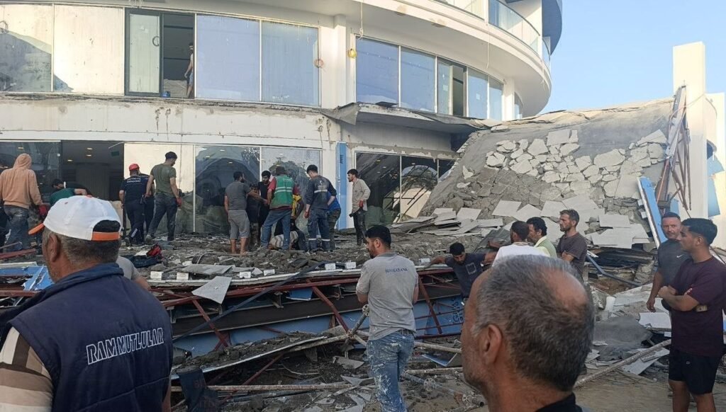 Antalya’da otel inşaatının balkonu göçtü