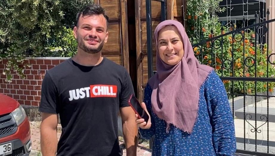 Antalya’da turist bulduğu telefonu sahibine teslim etti