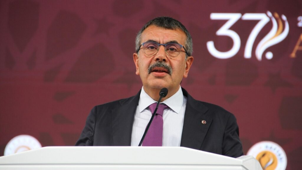 Bakan Tekin milyonlarca öğrencinin merak ettiği sorunun cevabını verdi: Yaz tatili öne çekilecek mi?