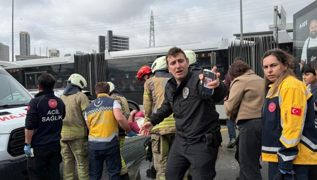 Beylikdüzü’nde metrobüs kazası: 1 kişi öldü, çok sayıda yaralı var