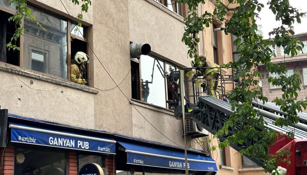 Beyoğlu’nda yangın paniği: Mahsur kalan 2 kişi kurtarıldı